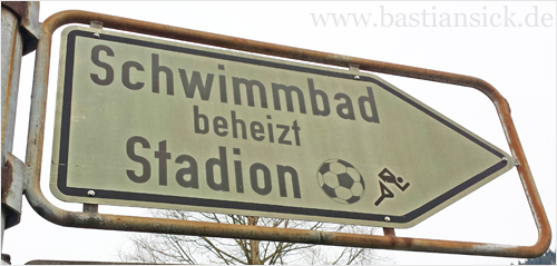 Schwimmbad beheizt Stadion_WZ (Neckargemünd) (c) Angelika und Ralf Dobslaw 06.04.2015_Zs790tna_f.jpg